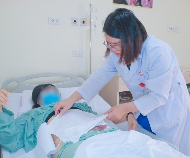 Nữ bệnh nhân bị biến chứng nguy kịch sau khi làm đẹp bằng dịch vụ hút mỡ bụng. Ảnh minh họa. 