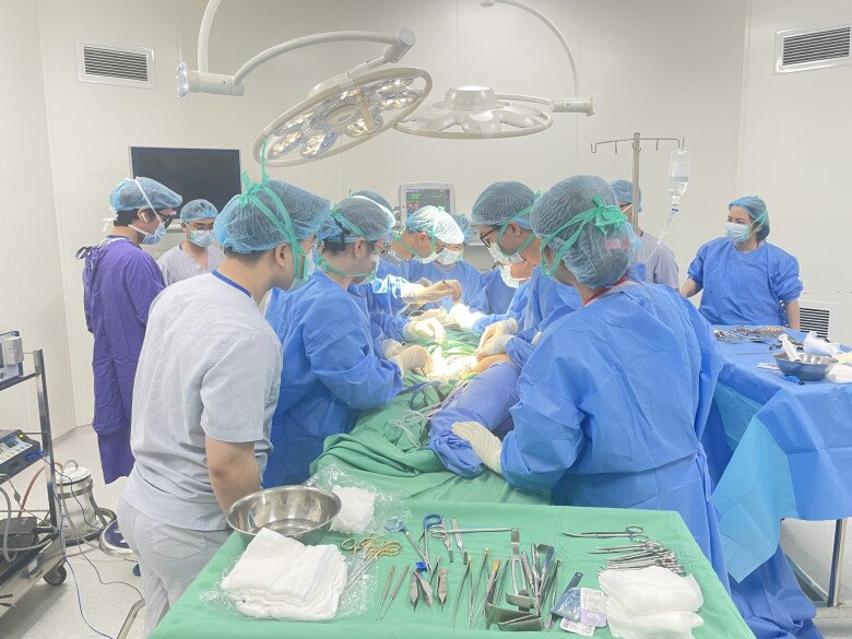 Các bác sĩ thực hiện phẫu thuật cho nữ bệnh nhân. 