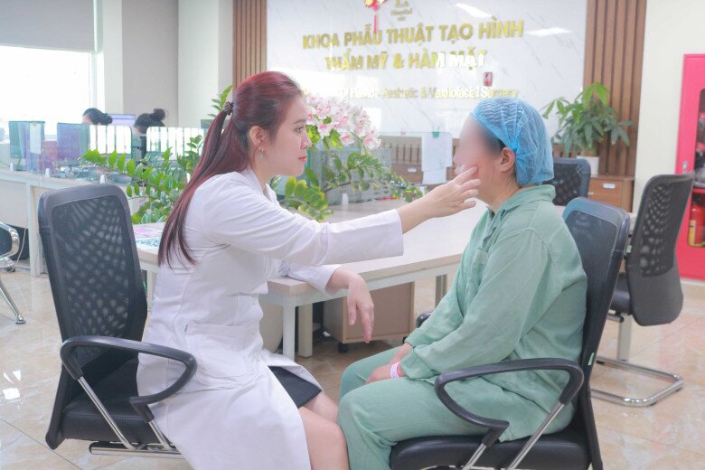 Theo các bác sĩ, phẫu thuật chỉ là bước đầu sau đó cần phải kết hợp vận động và tập phục hồi để cơ mặt thích nghi với hoạt động trên khuôn mặt. 
