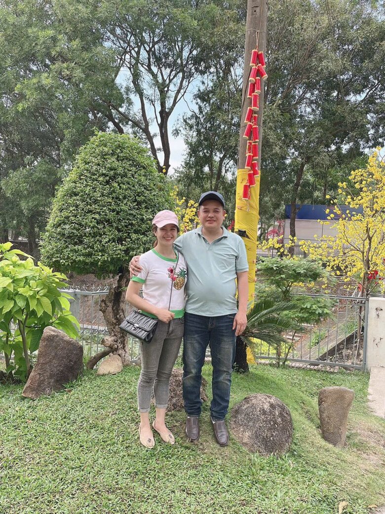 Với hành trình gần chục năm tìm con không biết mệt mỏi, nhưng vợ chồng chị Ngọ vẫn tin tưởng, nắm tay nhau và hy vọng con yêu sẽ đến. Ảnh: NVCC.