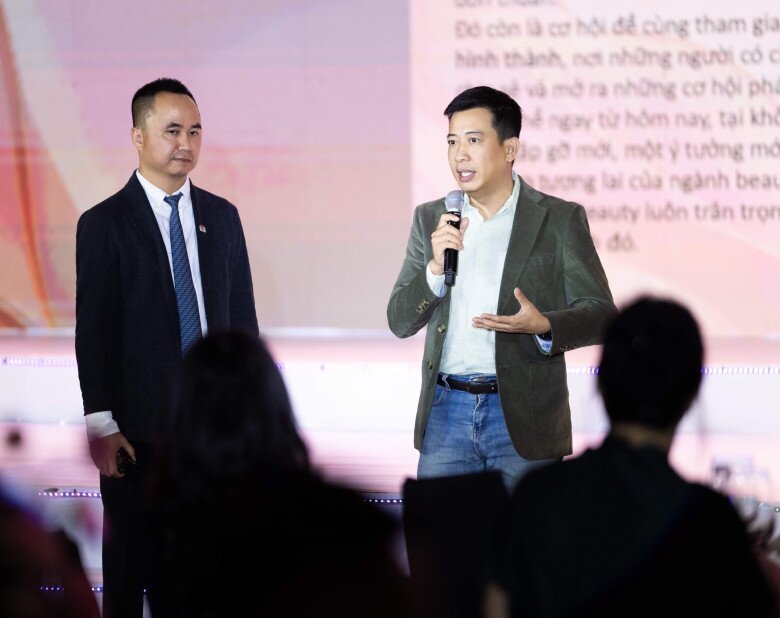 Chuyên gia tâm lý, nhà văn Hoàng Anh Tú chia sẻ, phụ nữ cần phải đẹp từ trong ra ngoài, từ thế chất đến tinh thần. 