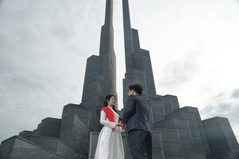 Trên hành trình của bản thân, Minh Ánh không bao giờ đơn độc mà luôn có chồng đồng hành. Ảnh: NVCC.