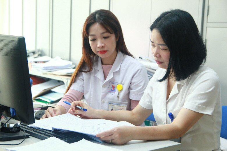 Việc truyền thụ kinh nghiệm của người đi trước với người đi sau trong nghề pháp y là rất quan trọng. Trong ảnh: Bác sĩ Ngọc Yến đang hướng dẫn cán bộ trung tâm xử lý một sự việc. 