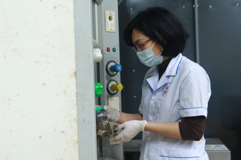 Khi làm việc, các cán bộ pháp y phải tỉ mỉ đến từng chi tiết từ ngoài hiện trường, đến khâu lưu mẫu. 