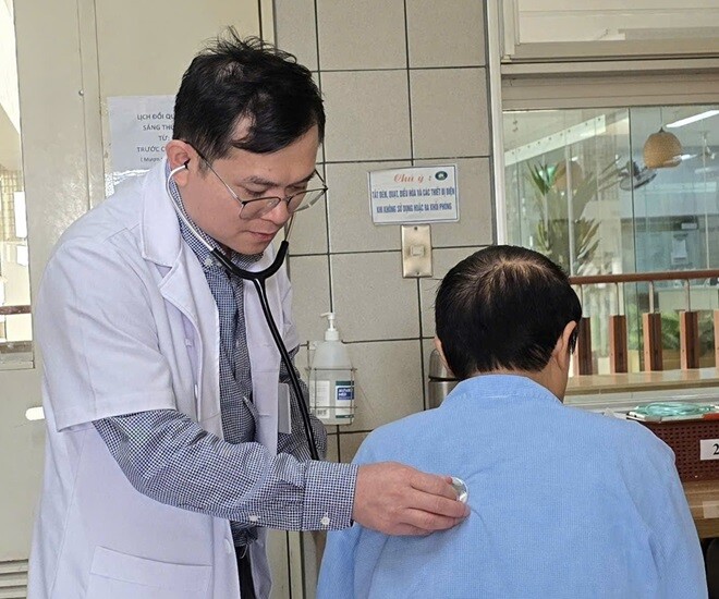 TS.BS Ngô Gia Khánh thăm khám cho người bệnh đang điều trị tại Khoa Phẫu thuật lồng ngực và mạch máu.