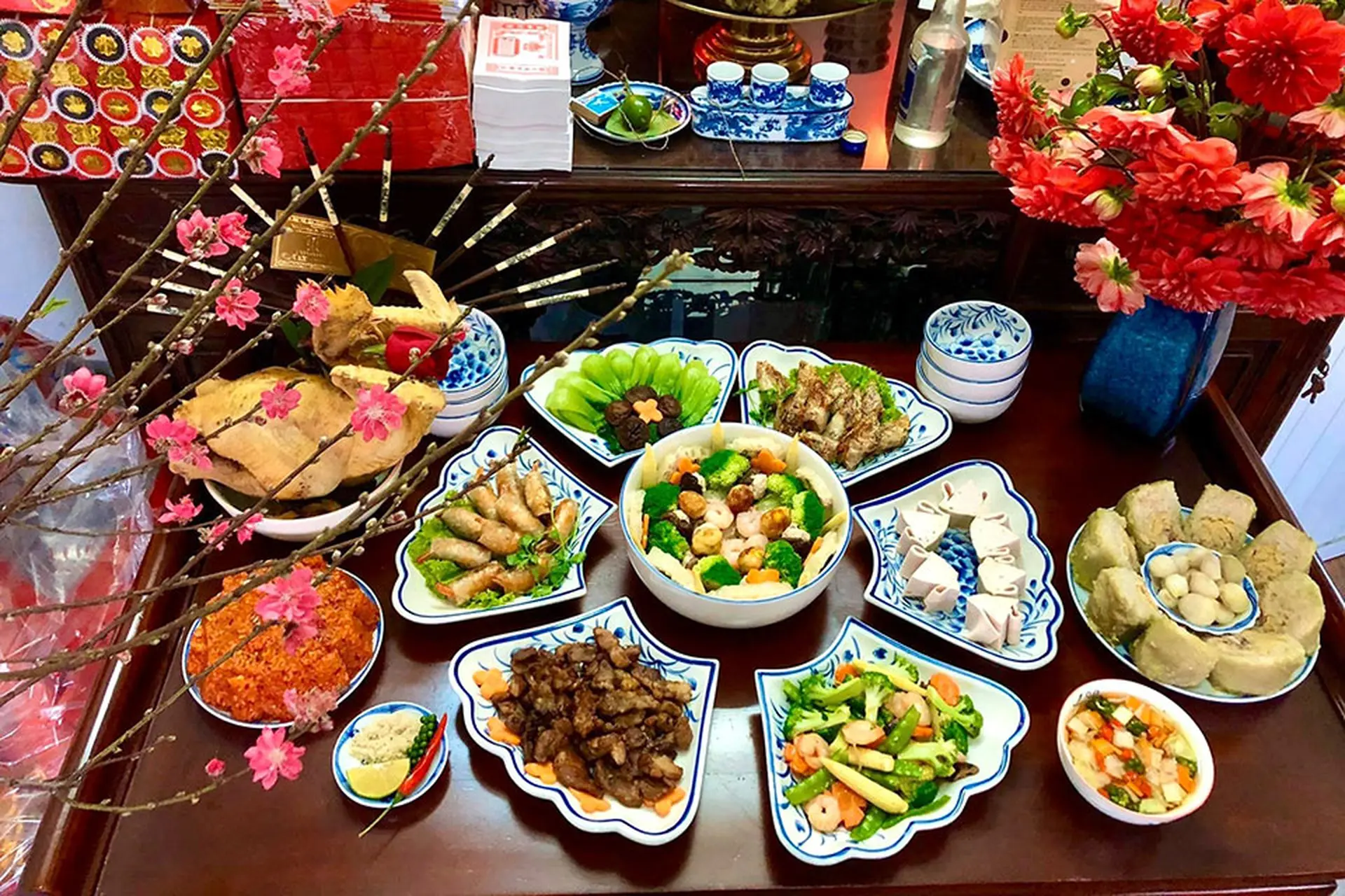 Ngày Tết việc chuẩn bị các món ăn dâng cúng nên làm đủ dùng để tránh lãng phí, thừa nhiều đồ ăn. Ảnh minh họa.