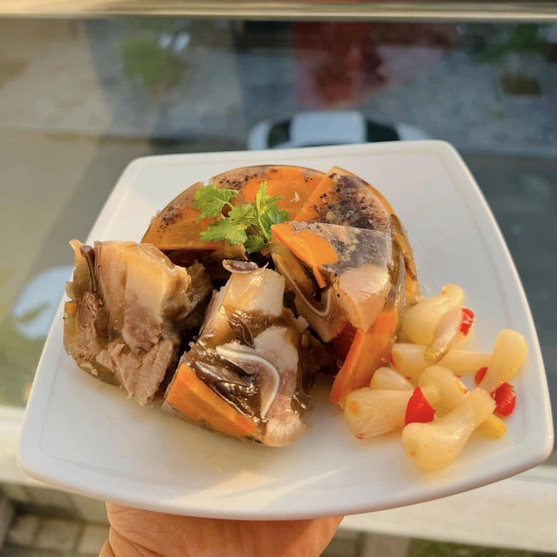 Dù là món ăn thanh mát, ngon miệng nhưng không nên sử dụng quá nhiều thịt đông. Ảnh minh họa. 