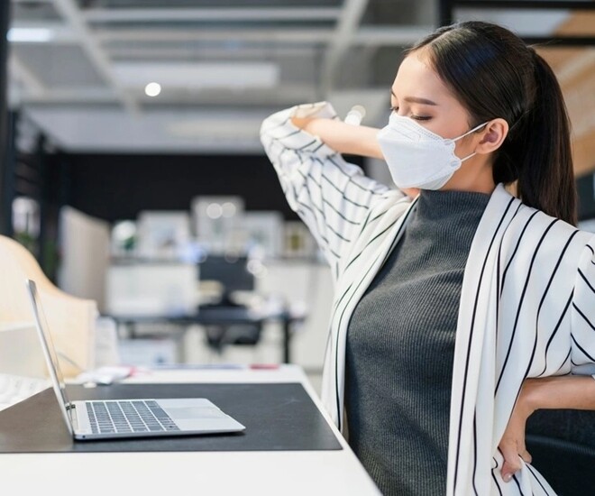 Không chỉ người cao tuổi, người trẻ cũng đau xương khớp mùa lạnh. Ảnh minh họa. 