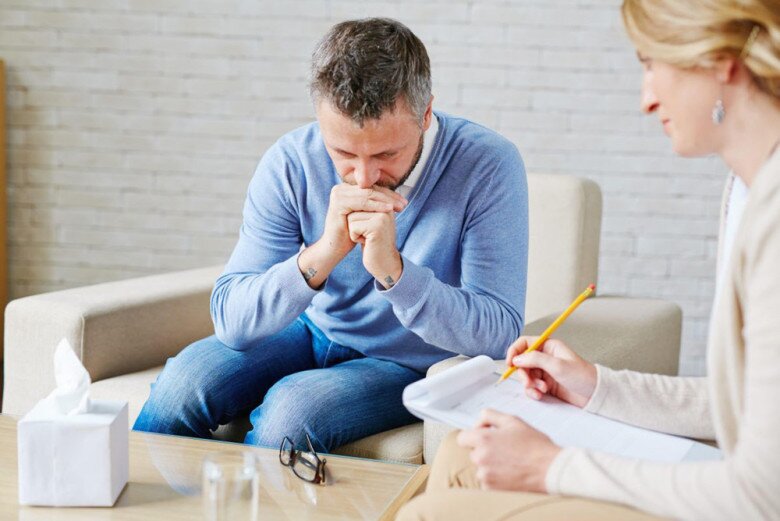 Khi có dấu hiệu bất thường về quản lý, chi tiêu tiền bạc, kèm theo những biểu hiện tâm lý thì cần đi khám sớm. Ảnh minh họa. 