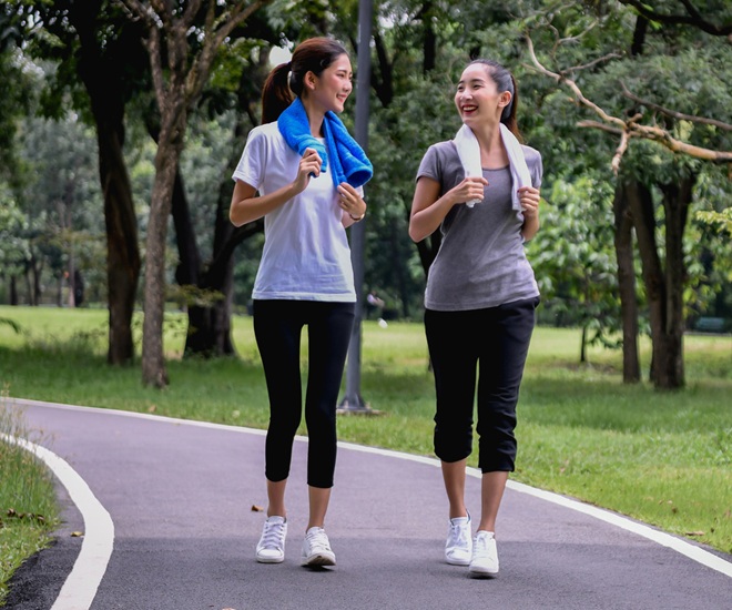 Đi bộ là môn tập luyện vừa ít tốn kém, lại mang lại rất nhiều lợi ích cho sức khỏe. Ảnh minh họa. 