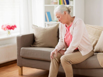 Sức khỏe - Bố mẹ lớn tuổi hay đau lưng, mỏi gối: Đừng bỏ qua dấu hiệu thiếu canxi âm thầm và cách bổ sung hiệu quả chỉ mất khoảng 2 phút/ngày