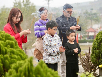 Tin tức - Người Hà Nội tất bật mang đào quất, đi mời người đã khuất về ăn Tết và điều cần lưu ý khi tảo mộ cuối năm