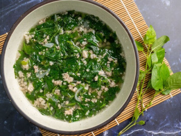 Loại rau có giá rẻ bèo, được ví là “vua sắt và canxi” nhưng phần tốt nhất lại hay bị vứt bỏ