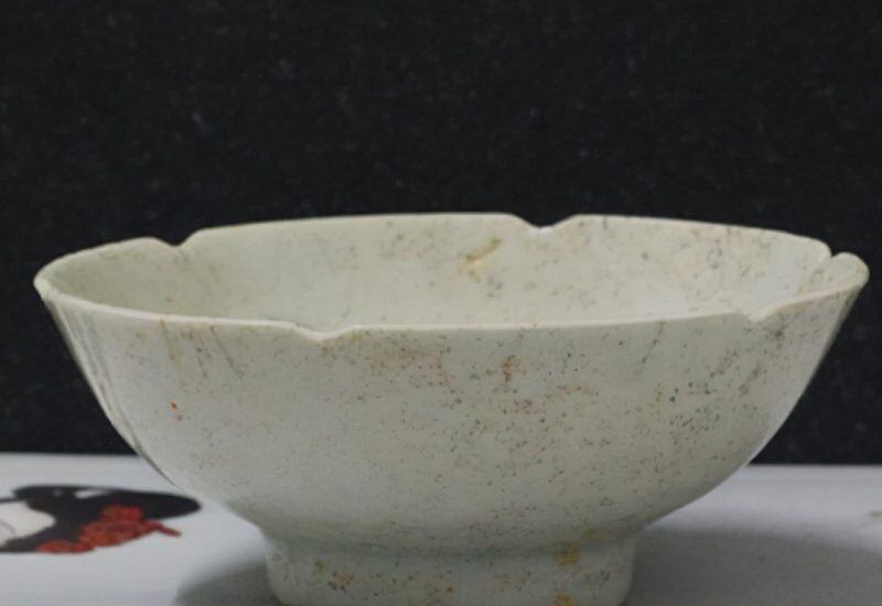 1. Bát đĩa mẻ hoặc đũa cũ không chỉ gây nguy hiểm khi sử dụng mà còn tiềm ẩn nhiều vi khuẩn, ảnh hưởng sức khỏe cả gia đình. Trong phong thủy, đồ ăn uống cũ, mẻ tượng trưng cho năng lượng trì trệ, cản trở tài lộc và hạnh phúc.