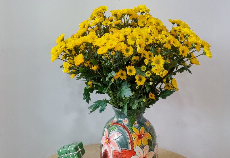 1. Hoa cúc vàng là lựa chọn quen thuộc trong ngày vía Thần Tài nhờ sắc vàng tượng trưng cho tiền bạc và thịnh vượng. Theo phong thủy, màu vàng đại diện cho hành Kim – yếu tố gắn liền với tài lộc và của cải. 