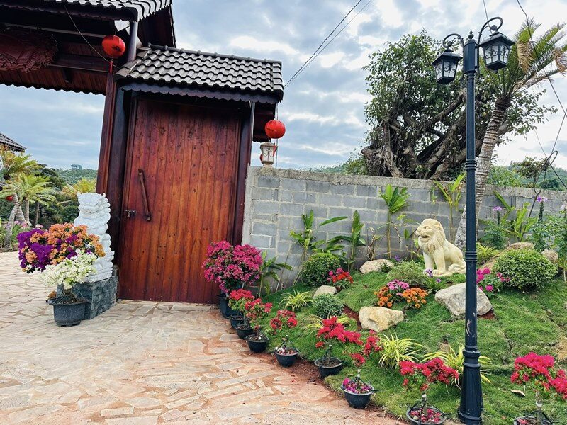 Những ngày vừa qua, giới mộ điệu kiến trúc và người hâm mộ không khỏi choáng ngợp trước những hình ảnh về một cơ ngơi "khủng" tọa lạc giữa vùng cao nguyên xanh mát.