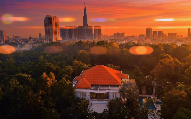 Giữa lòng Sài thành náo nhiệt, tại "thủ phủ của giới nhà giàu" Thảo Điền, một tuyệt tác kiến trúc mang phong cách Pháp cổ điển đang ẩn mình dưới tán rừng nhiệt đới.