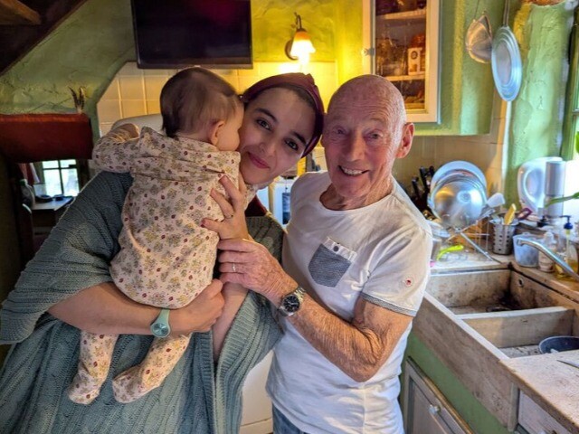 Cụ ông U100 tái hôn với vợ kém 52 tuổi, 3 năm sau lên chức bố lần thứ 7 ở tuổi 91