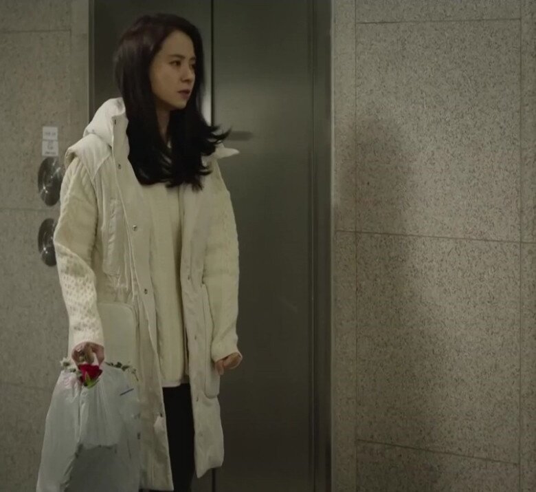 Mở cửa ra, tôi thấy cô giáo đứng trước cửa. (Ảnh minh họa)