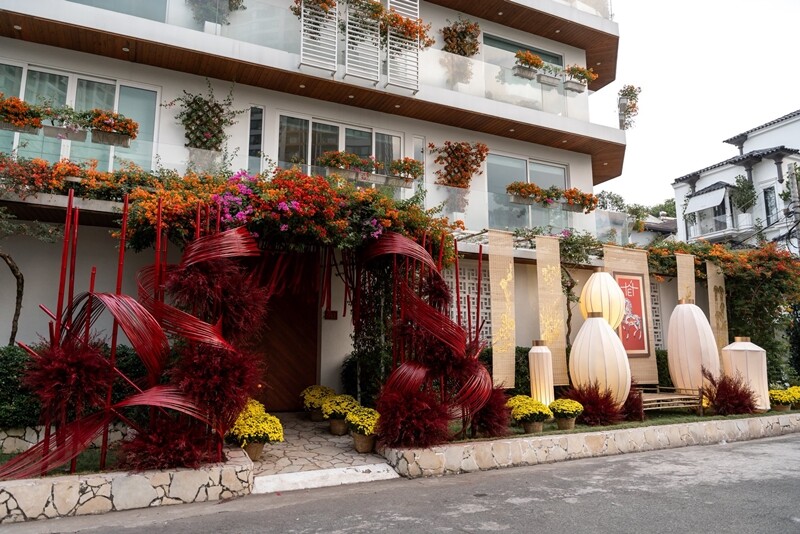 Tọa lạc tại vị trí đắc địa ven sông Sài Gòn, căn biệt thự rộng hơn 300m2 của gia đình Hồ Ngọc Hà - Kim Lý không chỉ nổi bật với kiến trúc hiện đại, tinh tế mà còn trở thành tâm điểm chú ý nhờ gu thẩm mỹ trang trí Tết cực kỳ đẳng cấp.