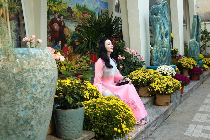 Dù Tết đã qua đi, Hoa hậu Giáng My vẫn liên tục tung nhiều bộ ảnh đậm hơi thở mùa xuân. Đặc biệt, những khung hình của cô không phải được chụp ở resort hay khách sạn sang trọng nào mà chính tại tư gia.