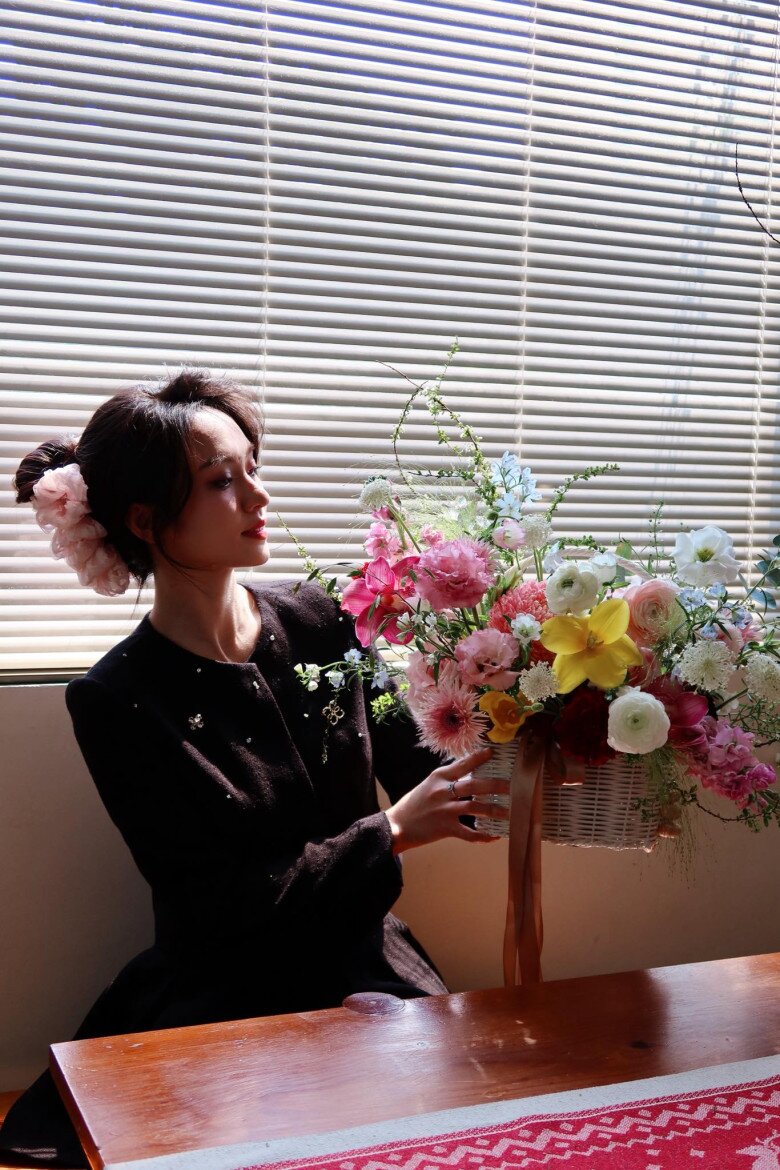 Bạn gái mới của thiếu gia Đức Phạm quyến rũ cắm hoa, khéo chẳng kém các amp;#34;phu nhân hào mônamp;#34; - 10