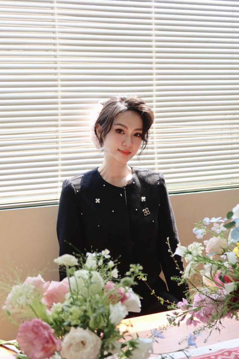 Tặng cả nhà yêu của em Quỳnh một bình bông cho một ngày thật vui vẻ nhé - Lời nhắn nhủ ngọt ngào của người đẹp bên những đóa hoa rạng rỡ.