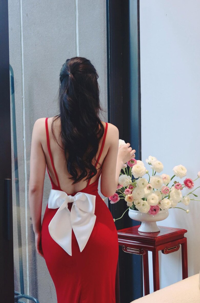 Gu cắm hoa của Vũ Thúy Quỳnh rất đa dạng. Có lúc cô chọn những loài hoa mang đậm hơi thở cổ điển trong những chiếc bình gốm tinh xảo, cũng có khi lại yêu chiều những lẵng hoa dại đầy ngẫu hứng.