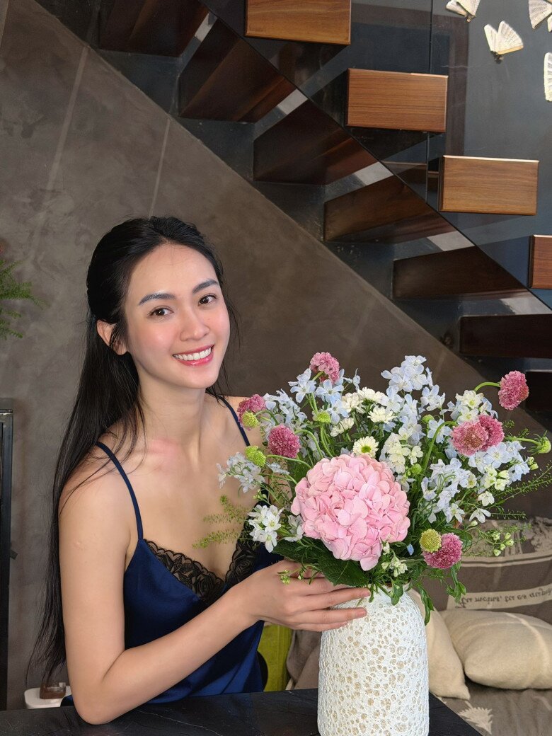 Sự xuất hiện của những bình hoa tươi trong nhà không chỉ giúp không gian thêm bừng sáng mà còn phản chiếu tâm hồn yêu kiều của nữ chủ nhân.