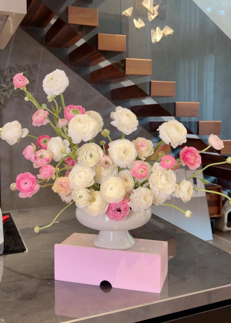 Cận cảnh bình hoa mao lương với sự chuyển sắc ngọt ngào từ trắng sang hồng pastel. Cô bày tỏ: Cuộc gặp gỡ đẹp nhất trên đời là gặp phiên bản tốt hơn của chính mình. Hôm nay Quỳnh cắm được bình hoa rất ưng.