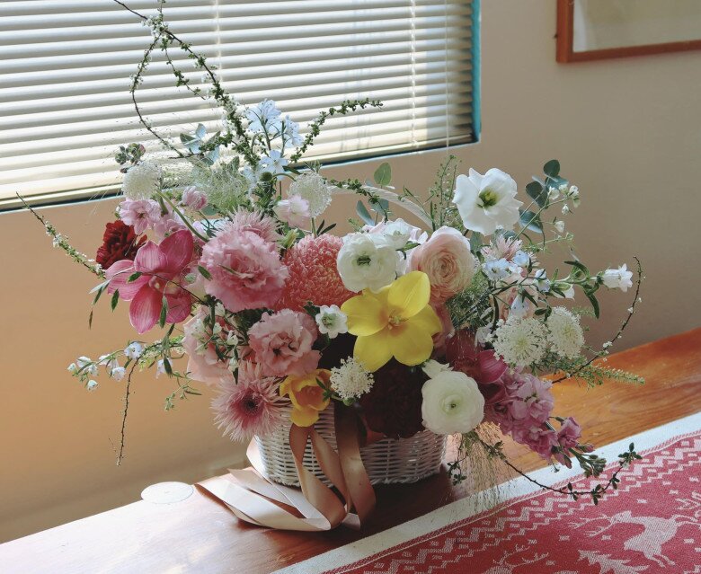 Sự kết hợp này tạo nên một phong cách cắm hoa kiểu Garden Style (phong cách vườn hoa tự nhiên), vừa phóng khoáng lại vừa mang nét kiêu sa rất phù hợp với khí chất của nàng Á hậu.