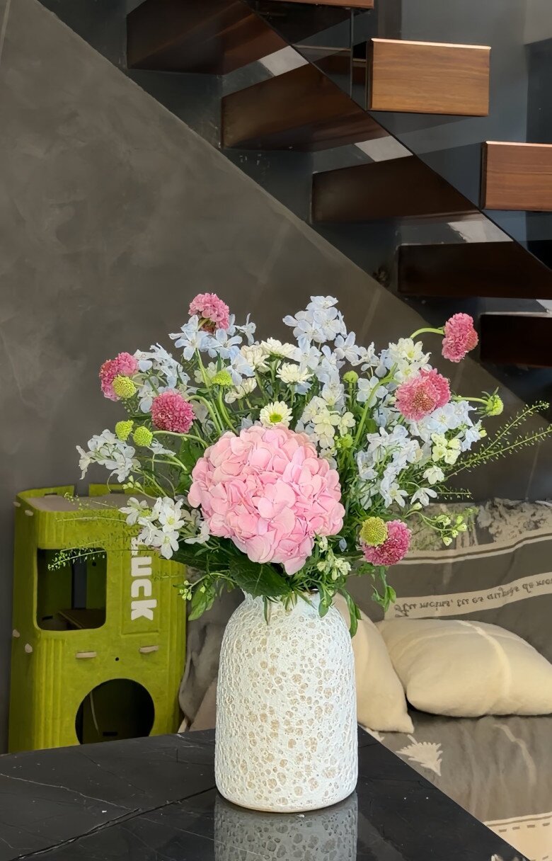 Nhìn cách cô chăm chút cho từng đóa cẩm tú cầu hay mẫu đơn, nhiều người gật gù thừa nhận rằng bạn gái mới của Đức Phạm thực sự có tố chất của một phu nhân tương lai: Đảm đang, khéo léo và đầy khí chất.