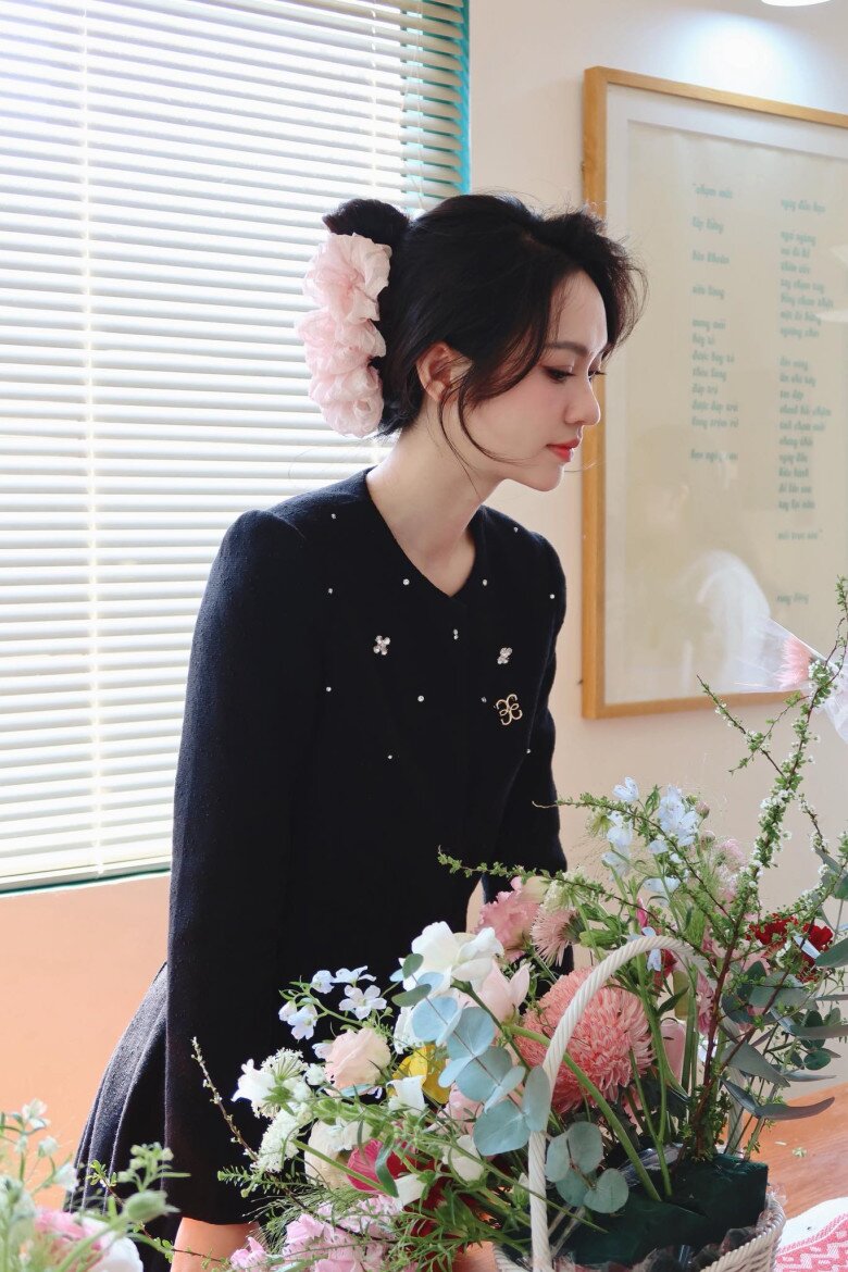 Nàng Á hậu cắm giỏ hoa đa sắc mang phong cách vườn tược. Một tác phẩm đầy màu sắc với sự kết hợp của mao lương, cúc mẫu đơn, thanh liễu, hoa bi, phi yến, lá bạc thanh mảnh...