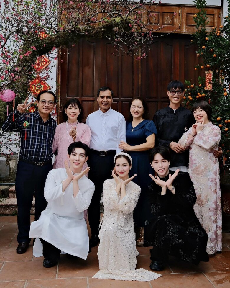 Mỗi dịp Tết, đại gia đình Hòa Minzy hay chị em Hoa Dâm Bụt lại chụp ảnh trước thềm nhà. Sự hiện diện của đông đủ các thành viên trong trang phục truyền thống làm rạng rỡ không gian sống bề thế.