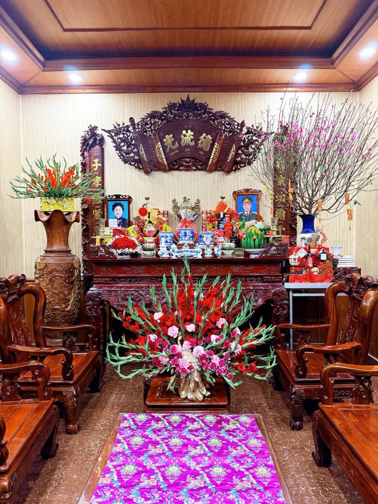 Không gian thờ tự trang nghiêm với nội thất gỗ chạm khắc tinh xảo, thể hiện lòng thành kính và nét văn hóa thờ cúng tổ tiên của gia đình.