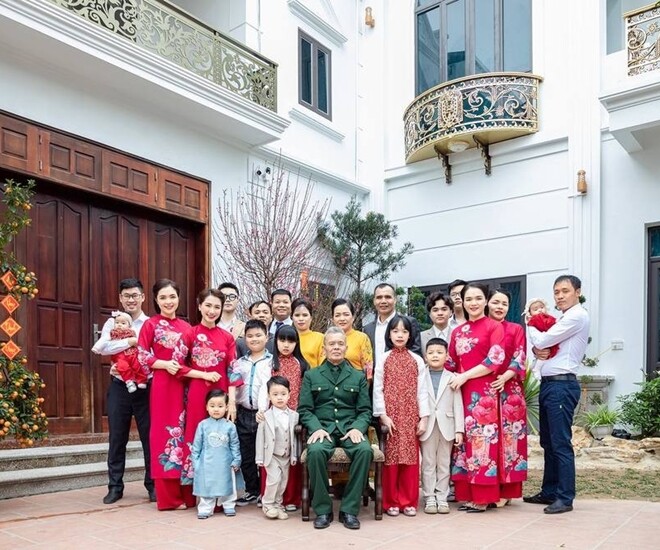 Căn nhà được xây dựng không chỉ là tổ ấm riêng của Hòa Minzy mà là nơi đại gia đình sum vầy. Đây như một món quà mà cô báo hiếu bố mẹ.