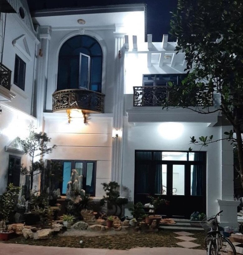 Toàn cảnh mặt tiền biệt thự về đêm lung linh dưới ánh đèn. Hệ thống cửa vòm cao vút cùng ban công sắt uốn nghệ thuật tạo nên điểm nhấn kiến trúc đặc trưng của phong cách Châu Âu.