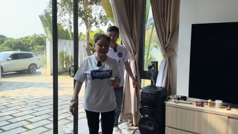 Phòng khách bên trong căn biệt thự mang vẻ đẹp tối giản nhưng hiện đại với hệ thống cửa kính trong suốt bao quanh.