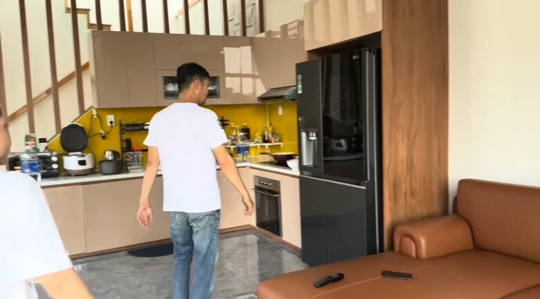 Khu vực bếp và phòng ăn được đầu tư đồng bộ với các thiết bị gia dụng mới hoàn toàn, từ hệ tủ bếp gỗ cao cấp đến các máy móc tiện nghi như máy rửa bát. Sự ngăn nắp và hiện đại trong không gian ẩm thực cho thấy tâm huyết của Lê Giang khi muốn tạo ra một tổ ấm tiện dụng nhất.