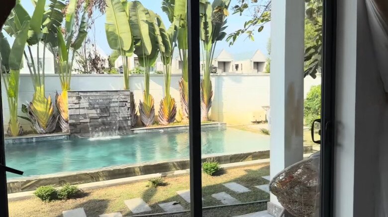 Hồ bơi xanh ngắt nằm ngay giữa khuôn viên vườn, là điểm nhấn đắt giá nhất tạo nên phong cách nghỉ dưỡng cho biệt thự.