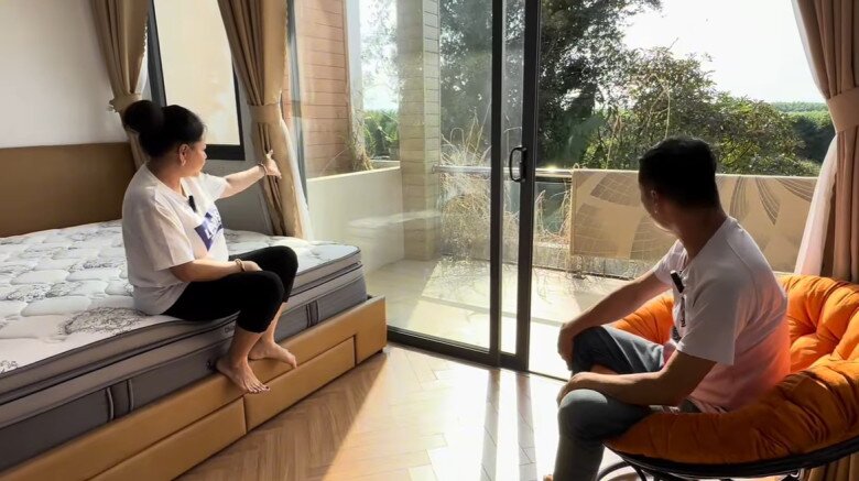 Tôi không ở nhưng vẫn phải bỏ tiền mướn người dọn dẹp, cắt tỉa cây, dọn bể bơi, khá tốn kém, nữ nghệ sĩ cho hay.