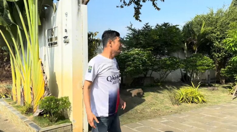 Không gian ngoại thất được bao bọc bởi hàng rào cao và kiên cố, đảm bảo sự riêng tư tuyệt đối cho gia chủ khi muốn tìm về sự yên tĩnh. Khoảng sân phía trước rộng thênh thang, được quy hoạch ngăn nắp với lối đi lát gạch sạch sẽ dẫn thẳng vào sảnh chính.