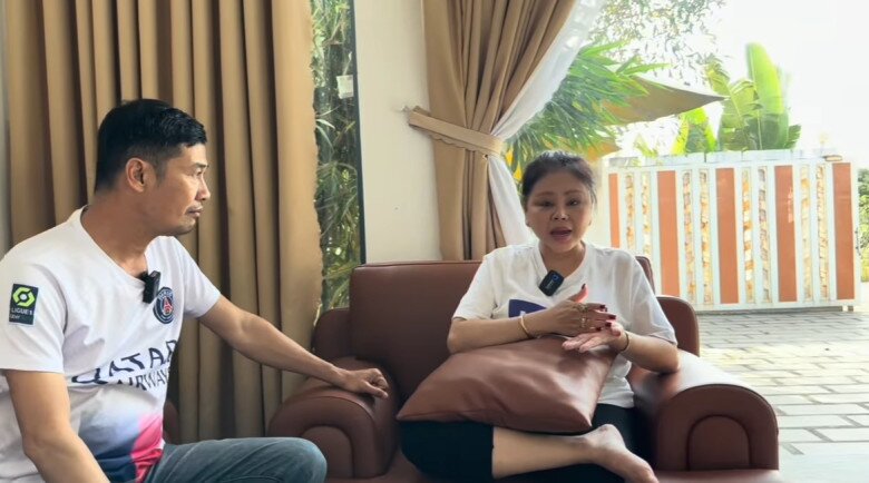 Cách thiết kế này giúp xóa nhòa khoảng cách giữa nội thất và ngoại thất, mang lại tầm nhìn thoáng đạt hướng thẳng ra khu vực hồ bơi và hồ cá phong thủy.