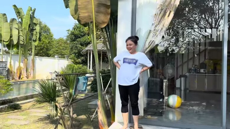 Mặt tiền căn biệt thự 2 tầng nổi bật với lối thiết kế hiện đại, sử dụng nhiều mảng kính lớn để đón trọn ánh sáng tự nhiên từ bên ngoài.