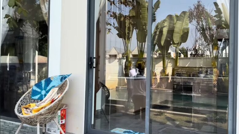 Tông màu trắng thanh lịch kết hợp hài hòa với các đường viền xám tạo nên vẻ đẹp sang trọng và vững chãi cho toàn bộ công trình.