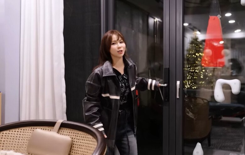 Phòng khách rộng thoáng với hệ cửa kính lớn. Đây là cách giúp chủ nhà đón ánh sáng tự nhiên và căn nhà luôn tràn đầy năng lượng và thông thoáng.