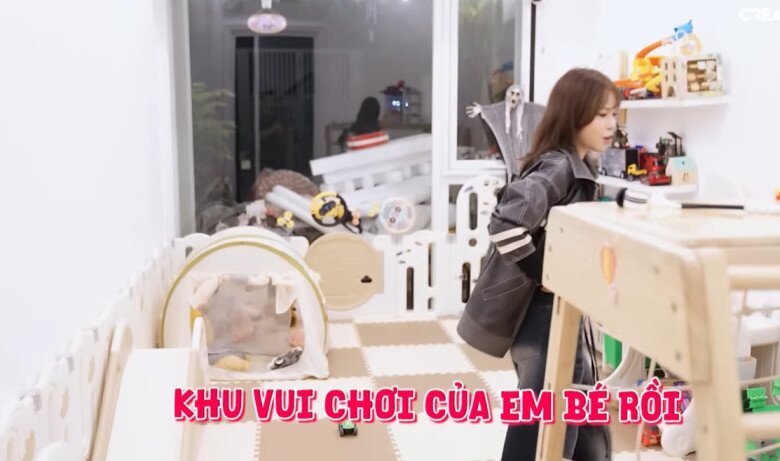 Một khoảng không gian rộng rãi được dành riêng làm thế giới nhỏ cho quý tử nhà Minh Hằng. Mọi thứ được sắp xếp khoa học để bé thoải mái chạy nhảy mà vẫn đảm bảo an toàn.