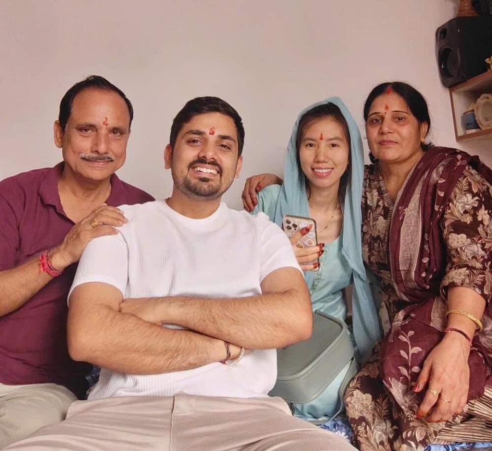 Như Ý bên bố mẹ chồng.