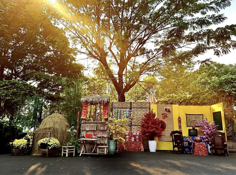 Ánh nắng vàng óng ả xuyên qua kẽ lá, rọi xuống đống rơm và những gánh cúc vàng, tạo nên khung cảnh làng quê thanh bình giữa lòng biệt thự hiện đại của nữ NSND tài sắc.