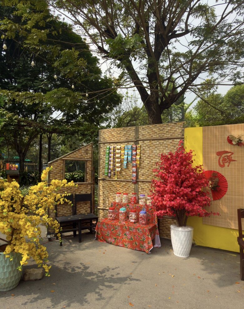 Những chiếc hũ thủy tinh đựng dưa hành, bánh mứt đủ màu sắc đặt trên tấm khăn trải bàn họa tiết chăn con công, một nét trang trí mang đậm hơi thở của những thập niên trước.